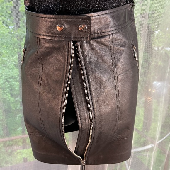 MICHAEL Michael Kors black leather skirt with silver details. Very cute. Size 6 - Picture 5 of 10
